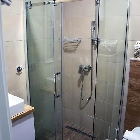 P20 Milmari, Deluxe Studio, *