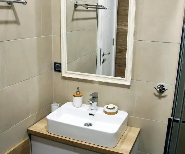 P20 Milmari, Deluxe Studio, *