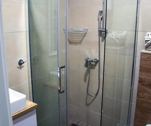 P20 Milmari, Deluxe Studio, *